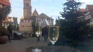 Frühling, Winter?2. Advent-wohl bekomm's- Prosecco statt Glühwein. Foto: Hertlein