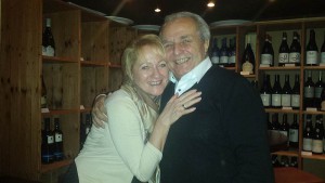 Einnettes Gespräch unter Freunden: Carmen Raesig (Hofmann-Personal) und Werner Rex (Enoteca-Mitarbeiter). Foto: Hertlein