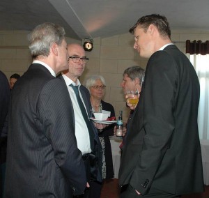 Schwarz, rot, grün im Plausch:Thürauf (CSU), Werner Sittauer (SPD) und Klaus Neunhöffer (grün). Foto: Hertlein