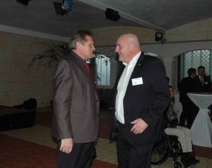 Stefan müller und ST-Chefredakteur Jürgen Karg im lockeren Gespräch. Foto: Hertlein