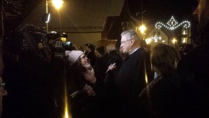 Pottenstein 2016 - Stargast Joachim Herrmann, bAyerns minister des Innerns - zwischen Weihnachtsgans und Wildbad Kreuth Und erwarauch in Pottenstein ein gefragter Interviewpartner, Herrmann ging aber auch die gesamte Prozession mit. Fotos Hertlein 