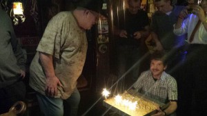 Stammgast Harald , kniend, organisierte Überraschunge nfür den Kult-Wirt Bismark zu seinem 50. Theken-Jubiläum. Party war angesagt..Fotos: Matthais Hertlein