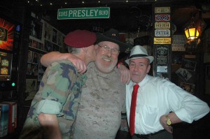 Dir Drei am Elvis Presley-Boulevard von Schwabach: Kalle busselt Wirt Peter zum Jubiläum ab. Foto Hertlein