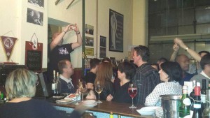 Tafel-After-Show-Party in derWeinbar ENOTECA. Foto: Hertlein