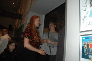 Entspannter Plausch nach dem Auftritt: Musical-Star in spe Laura Pfister (l.) Foto Hertlein