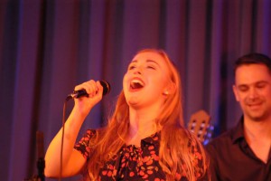 Optisch und stimmlich ein Hacuh von Madonna:Laura Pfister. Foto: Matthias hertlein