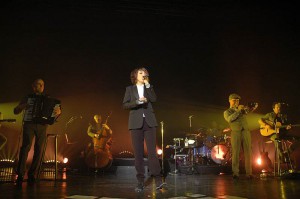 ZAZ und Band in der ausverkauften Fürther Stadthalle. Foto: Hertlein