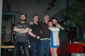 Bluestage-Stammgast seit Jahren, Hermann aus Weihenezell (3.v.l.) ließ mit der norwgischen Vorgruppe PÜrsitne anch dem gig in Roth ablichen. Foto Hertlein