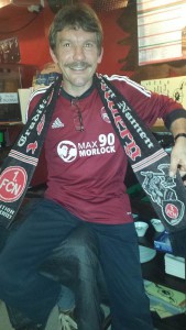 Das wird Club-Edelfan Harald aus Schwabach gefallen haben: Freiburg und Leipzig verloren. Foto: Hertlein