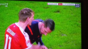 Hektische Schlissphase in düsseldorf: Gelb für Bellinghausen. Foto:Sport1-Screenshot