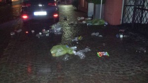 Die Gelben Säcke in derInnenstadt. An Faschingsdienstag: Spiel von Wind und Jecken. Foto :Hertlein