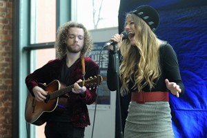 Unplugged-Gastspiel von Blues Pills bei der Bluesage2016-Präsentationin der Kulturfabrik:Sängerin Elian Larsson und Dorian Sorriaux --- und die Blues Pills mit Bürgermeister Raph Edelhäußer. Fotos: Helmut Ölschlegel