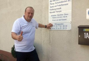Günther Grau (Kurbad am Stadtpark): 2:0-Sieg fürden FCN. Daumen hoch! Foto: Hertlein