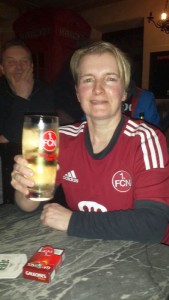 einfch nur happy: Club-Fan Bärbel ausSchwabach träumt vonder Rückkehr in die Bundesliga. Foto: Hertlein