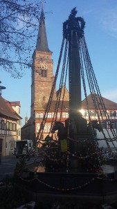 Acuh ein Blickfang inder Schwabcher Altstadt - der österlich geschmückte Pferbrunnen. Foto: Hertlein
