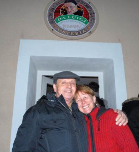 diana und Carlo vorder Osteria da Luigi. Foto: Hertlein
