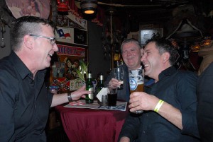 Uwe, Eddy, Uwe hatten ihren Spaß in der Countrystube...Foto: Hertlein