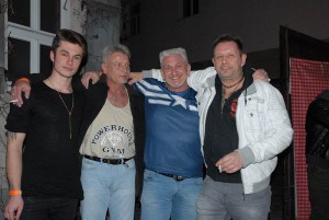 Thorsten (r.) und Freunde vor der Countrystube. Foto Hertlein