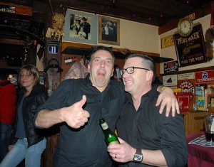 Lustige vögel: Uwe und Uwe inder Countrystube. Foto Hertlein
