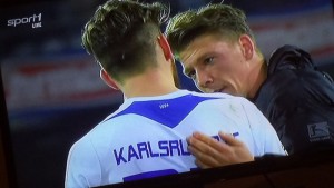 Zwei Ex-Clubeerer nach dem Spiel im Gespräch. Valentini (KSC) und torschütze Mike Frantz. Fotos Screenshot Sport1