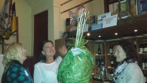 Geschäftsfrau Gabriele (2.v.l.9 feierte mit ihren Freundin in der ENOTECA Geburtstag. Fotos: Hertlein