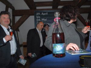 Ein Prosit auf den Festivalstart 2016: Erster Bürgermeister Werner Langhans. (l.). Foto Hertlein