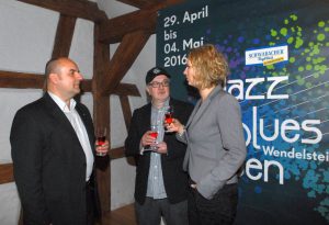 Jan Rottau (Mitte) im Gespräch mit Sponsoren. Foto: Hertlein