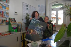 Die Festival-Crew: Andrea Söllner (l.) und Porschert. im Büro. Foto: Hertlein