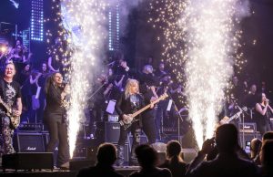 Farbenprächtiges Spektakel zum Finale. Auch dank powerman Joey Tempest (Europe) und Co.Foto: HvD