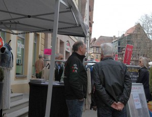 Auto-König Jochen Scharf (KIA) im Fachgespräch....Foto: Hertlein