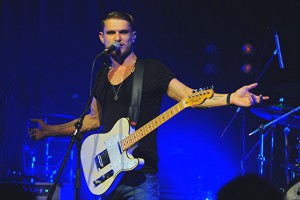 Ben Poole eröffnete alsSupport von Henrik Freischlader die 25. Rother Bluerstage. Für zwei stücke kam auch Freischlader mit auf die Bühne.Foso: Helmut Ölschlegel