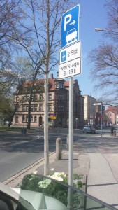 Bahnhofstraße _Häufig grenzwärtige Duelle zwischenFußgängern und rasenden Radlern. Foto: Hertlein