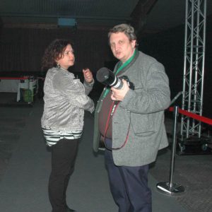 Festival-Leiterin Andrea Sllner im Gesrpcäh mit Fotografen-Legende Hans von Draminski. FotoHertlein
