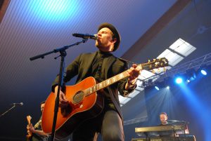 Johannes Oerding und Band hauchten der FV-Eventhalle Glanzein. Fotos: Matthias Hertlein