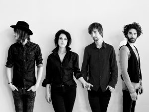 Rpcken mit "leichtem Gepäck" am17. Mai die arean in Nürnberg: SILBERMOND. Foto: