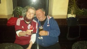 madders.de tröstet Club-Fan Bärbel. Foto: Kathi