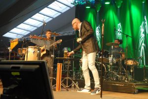 Mario Biondi und klasse Begleitband in der FV-Eventalle. Wirzig, spaig und eigenwillige Cover-versionen. Fotos: Matthias Hertlein