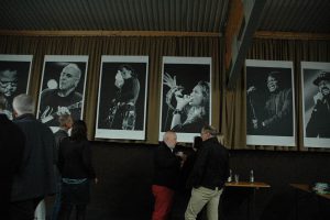 Miles Davis und James Brown grüßen vonder Wand. Foto: Hertlein