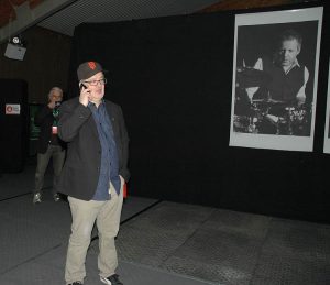 Janrottau, der musikalische Leiter der Jazz%Blues open in Wednelstein vor dem Konterfei von Wolfgang Haffner undViktoria Tolstoy, die am Montag in der FV Eventhalle auftreten. Foto: Hertlein