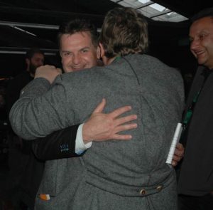 Man kennt sich: Gemeindeoberhaupt Werner Langhans herzt Fotograf Hans von Draminski. Foto Hertlein