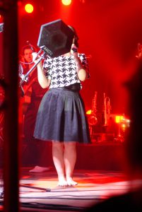 Barfuß den Durchblicke behalten: Caro Emerald. Foto: Hertlein