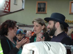 Ein prosit auf den Auftritt: Andrea Söllner (l.) Festival-Leiterin, eine mitarbeiterin und San2. Foto: Hertlein