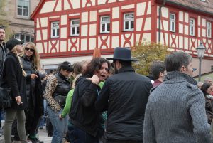 Festival-Leiterin Andrea Söllner im Gespräch mit SängerSan2. Foto: Hertlein