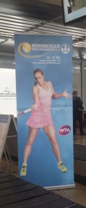 Glänze nur aufdem Plakat (am Nürnebrger flughafen) und durch Abwesenheit: Tennis-star Angelique Kerber. Foto: Hertlein