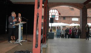 Politiker, prominenten (Klaus "Spezi" Schamberger, Kabarettisten Bernd Regenauer und Matthias Egersdörfer) Kulturliebhaber Sandra Hoffmann-Rivero, Kulturchefin der Stadt Schwabach) , Künstler, Ehrenamtliche und Freunde- auf dem gut Wolfgangshof ist für alle Platz. Fotos: Matthias Hertlein