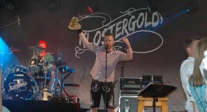 "Klostergold" mit Sänger Dani aus Seligenporten heizten den Hembachern mächtig ein. Fotos: Matthias Hertlein