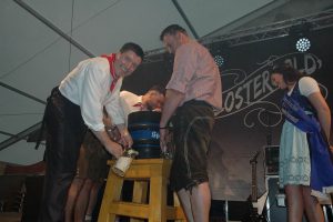 Bieranstich- Hem 28 Bx -33Ax 29B O' Zapft is - Ein Prosit auf Rednitzhembach: Florian Schötz, Tobais Mayer, Festwirt Bastian Schuhmann, Erster Bürgermeister Jürgen Spahl und Weinkölnigin Regina Pepke (v.l.) Fotos: Matthias Hertlein