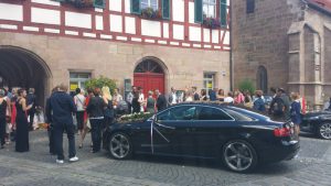 Sommerzeit, hochzeitszeit...jüngst war im und vor demSchwabacher Rathaus wieder eine Menge los, Promi-Wirt Nastos hatte da mit seinem Helfern reichlich zu tun. Fotos: Matthias Hertlein
