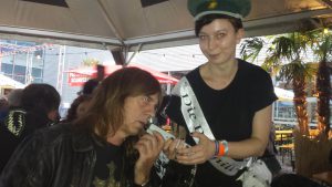 Alko-test, bitte Blasen - Ulrike üebrprüft Konzertveranstalter Peter Harasim (im Spß). Foto Hertlein