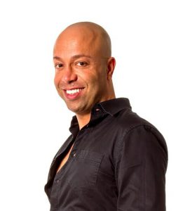 Sunny lernt denBesuchern ein paar Tanzchritte....